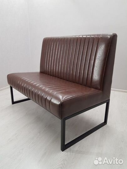 Диваны и столы в кафе бары