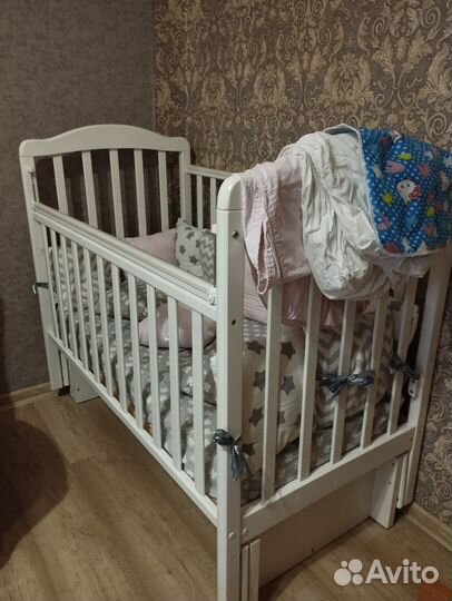 Детская кроватка с маятником