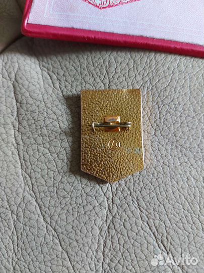 Знак ударник коммунистического труда с книжечкой