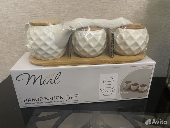 Чайник и сахарница