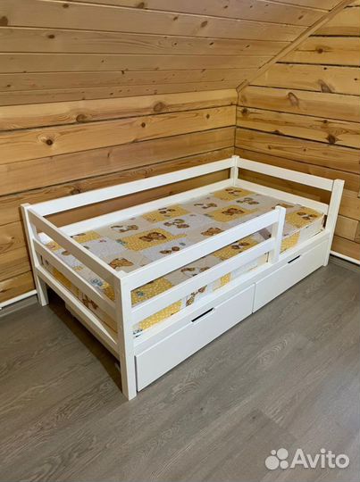 Детская кровать с бортиком
