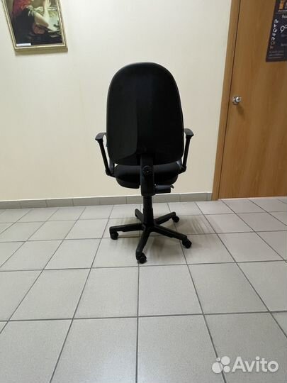 Стул офисный на колесах