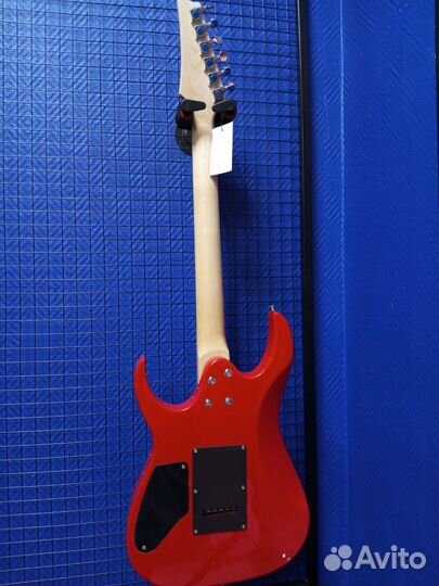 Электрогитара с двумя хамбакерами и синглом