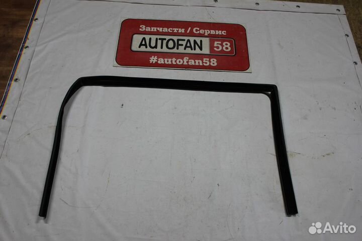 Направляющая стекла двери Volkswagen T5 / T6