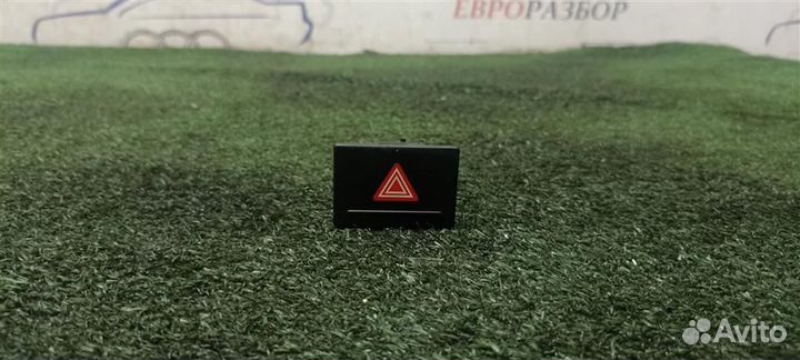 Кнопка аварийной сигнализации VW Touareg 2002-2010