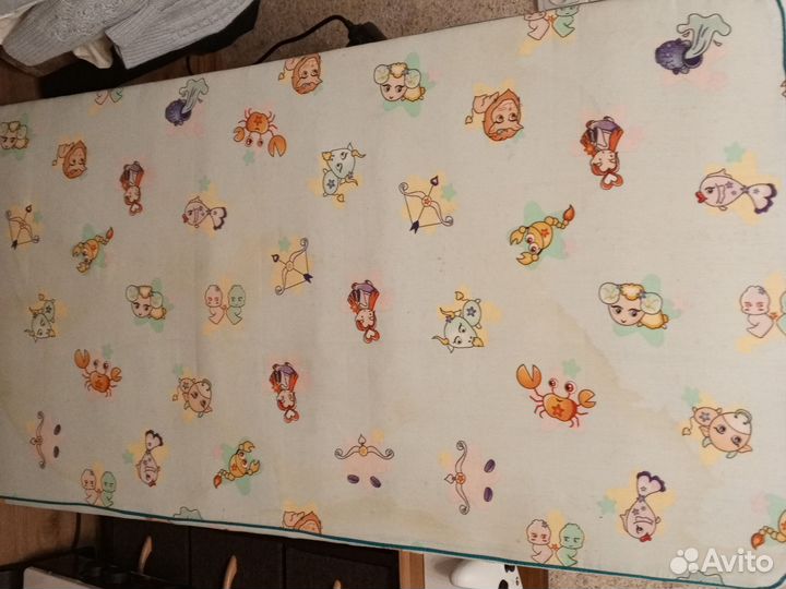 Детская кроватка на колесах с матрасом