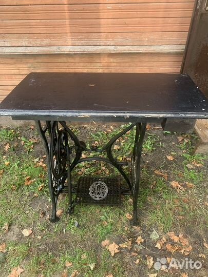 Старая швейная машинка