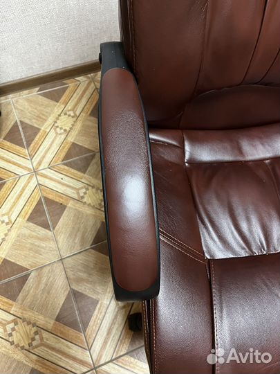 Офисное кожаное кресло