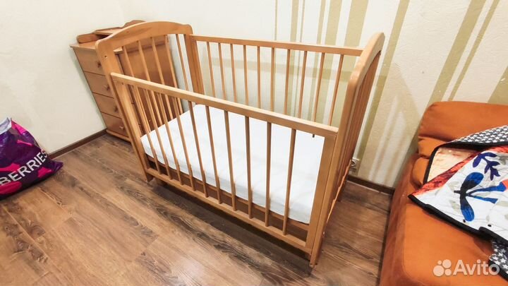 Детская кроватка с продольным маятником и ящиком