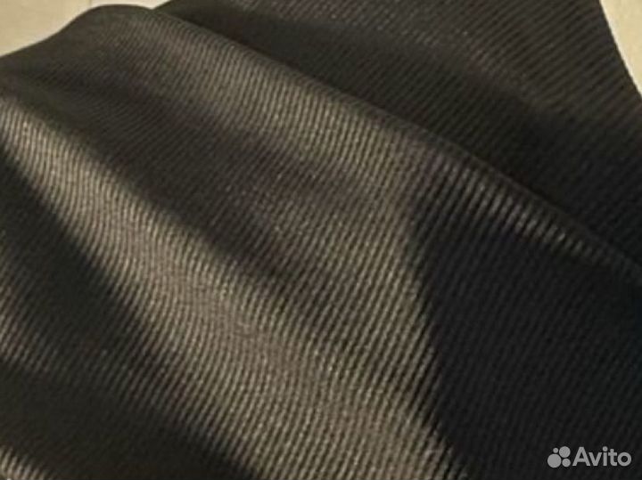 Кофта со спущенными открытыми плечами черная