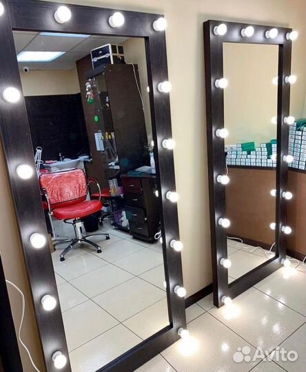 Гримерное зеркало с лампочками