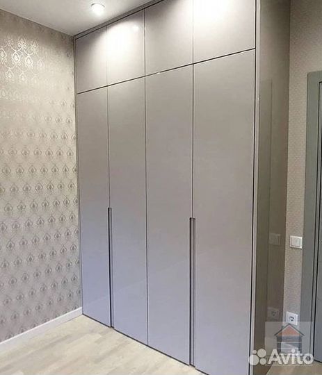 Зеркальный шкаф