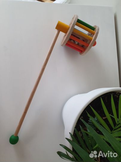 Деревянная каталка шумелка с ручкой