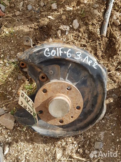 Кулак задний левый Golf 6