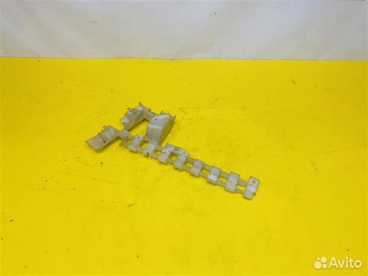 Кронштейн обшивки задний левый #: 6340 Volkswagen