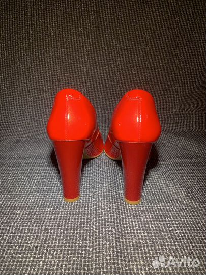 Туфли женские 37-38 р allora красные (лак)