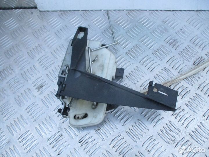 Замок задней двери правый Форд Эскейп 2 2008г