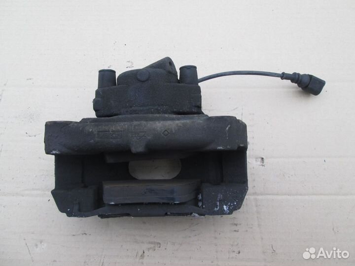 Тормозной суппорт передний правый volkswagen Touar