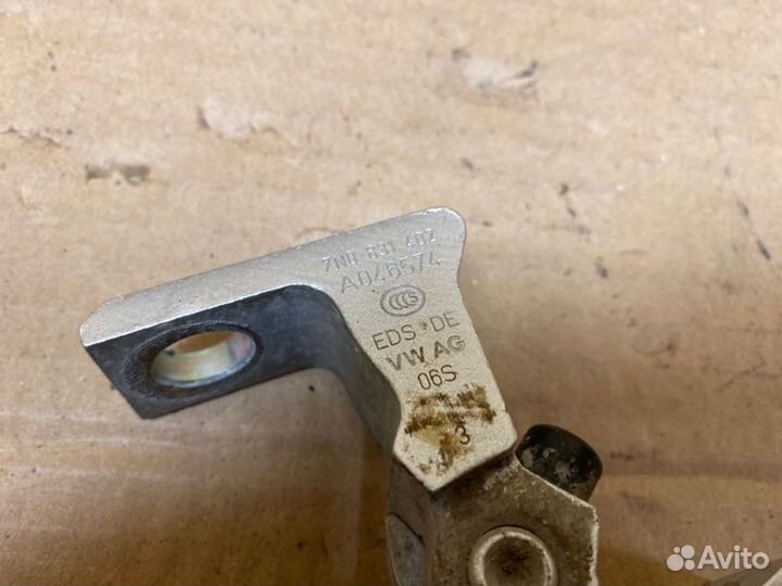 Петля двери передняя правая Volkswagen Polo cfna