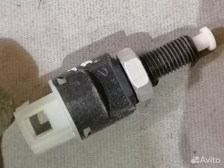 Датчик включения стоп-сигнала LADA Granta