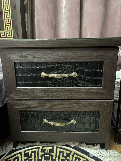 Кровать и две тумбы