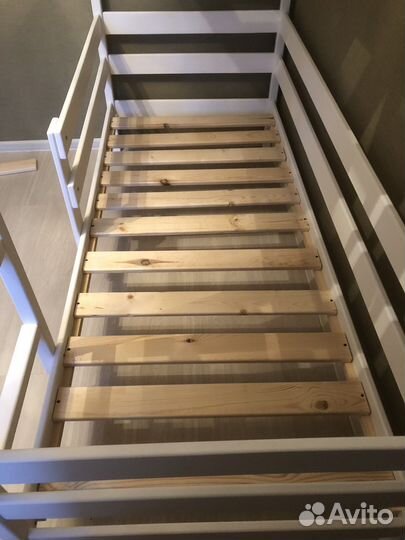 Кровать двухьярусная из массива