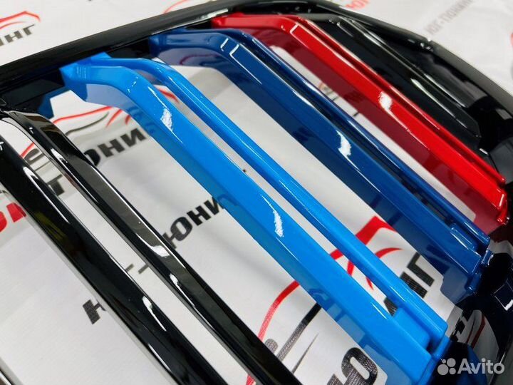 Решетка на BMW Х6 G06 в стиле Х6М с триколором