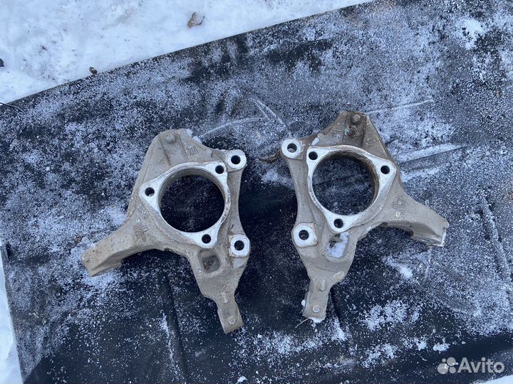 Передний поворотный кулак Opel Astra J Cruze