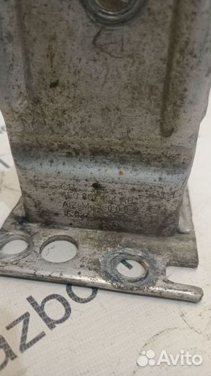 Кронштейн переднего бампера правый Audi A8 (D3) II