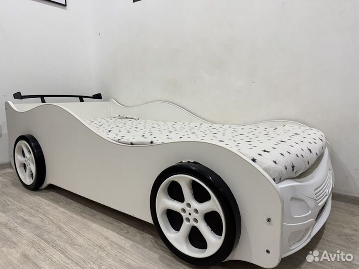 Детская кровать машина