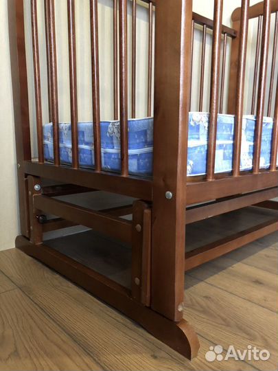 Детская кроватка с продольным маятником