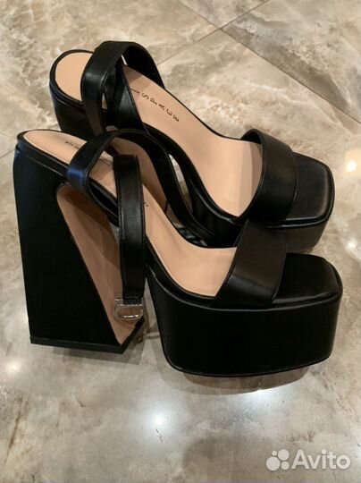 Босоножки новые