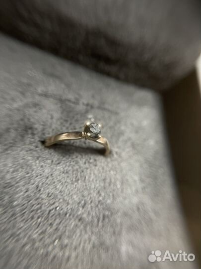 Золотое кольцо с черным бриллиантом