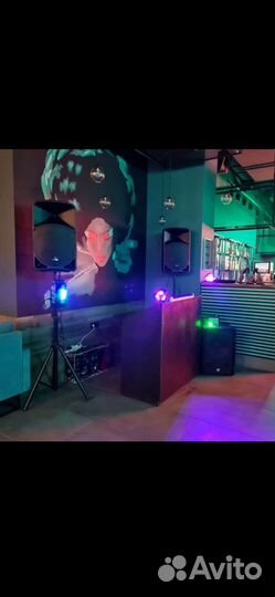 DJ (ди-джей) с аппаратурой