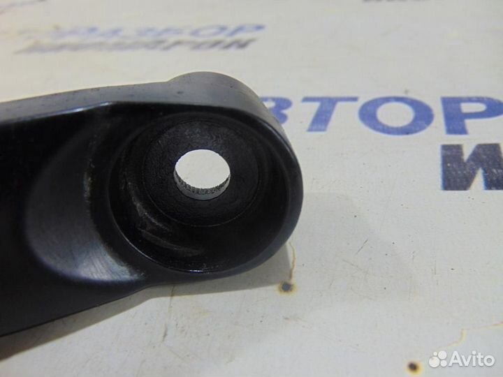 Держатель щетки стеклоочистителя передний правый