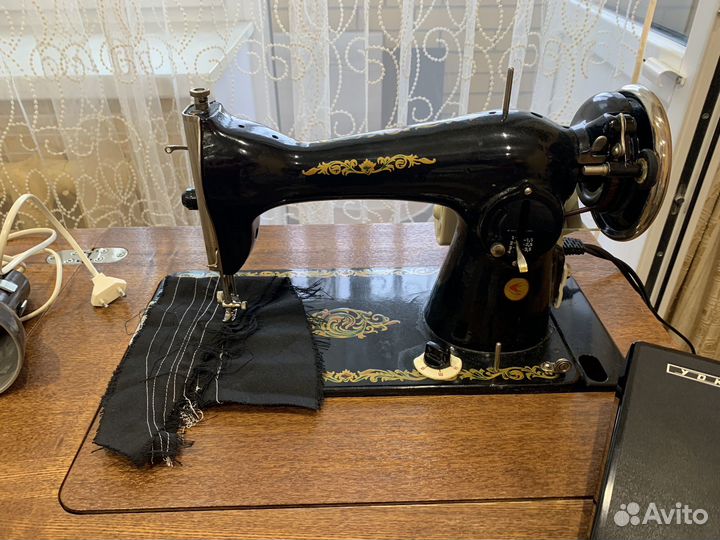 Швейная машинка с тумбой