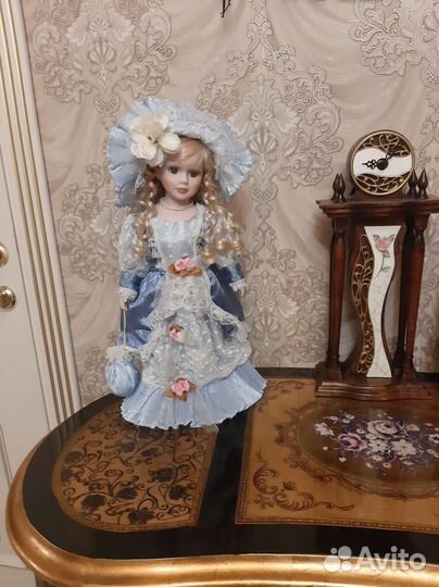 Кукла фарфоровая