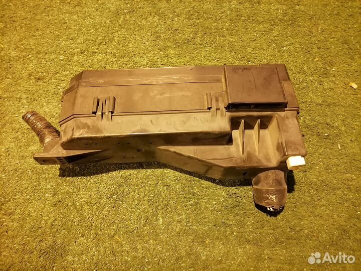 Блок предохранителей E121-67-010H Mazda Tribute ep