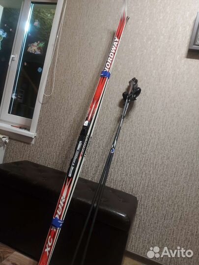 Лыжные ботинки и лыжи