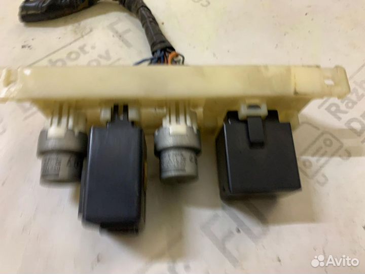 Реле отопителя с блоком Mitsubishi Galant VI 1990