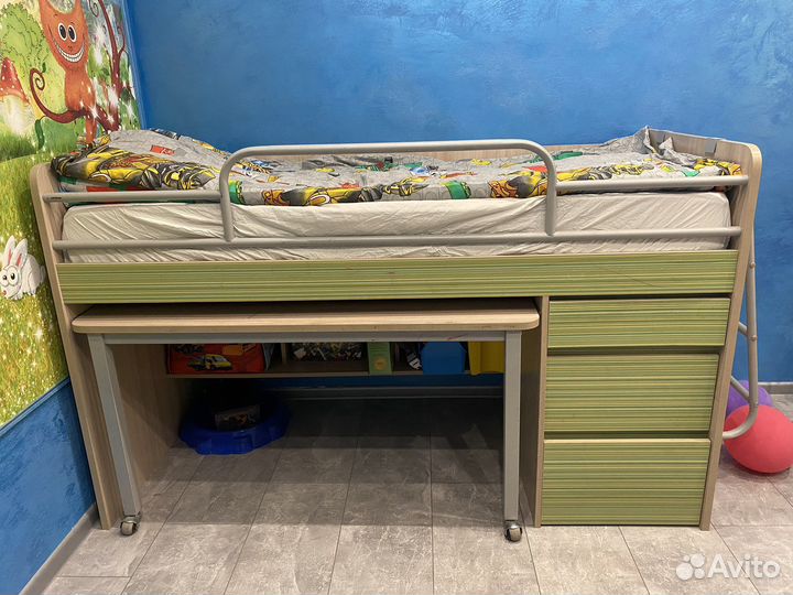 Кровать чердак со столом выдвижным