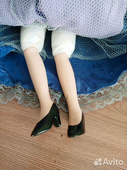 Кукла фарфоровая