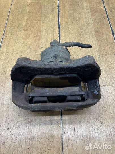 Тормозной суппорт передний правый Opel Astra J