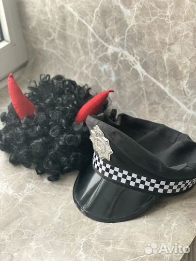 Фуражка полицейского и парик чертика