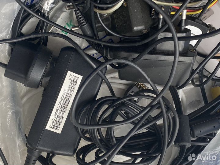 Пакет проводов, зарядные, наушники