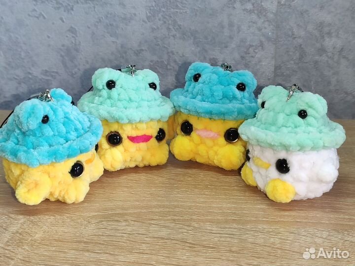 Утёнок в шляпке жабки брелок, вязаные игрушки