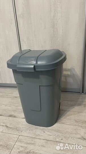 Мусорное ведро с крышкой на колесах