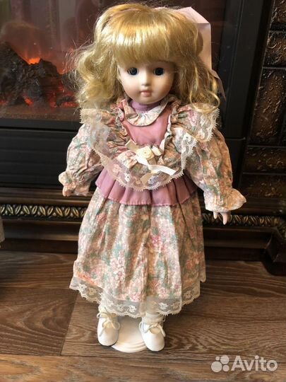 Фарфоровая кукла