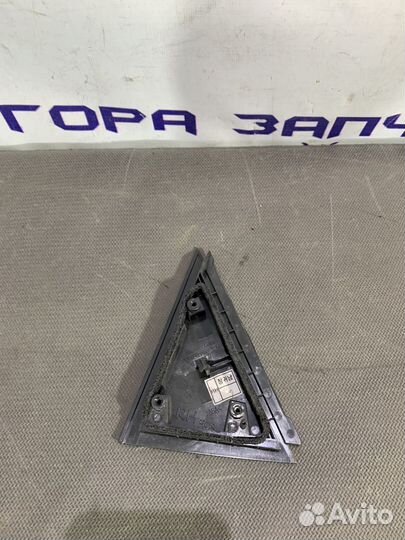 Угловая накладка стекла двери задней правой