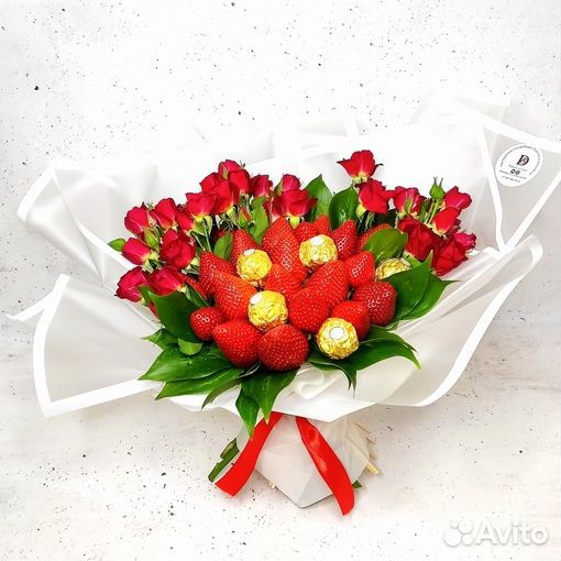 Букет из клубники, шоколада и роз 